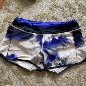 Lululemon Speed up, mid rise 4” shorts